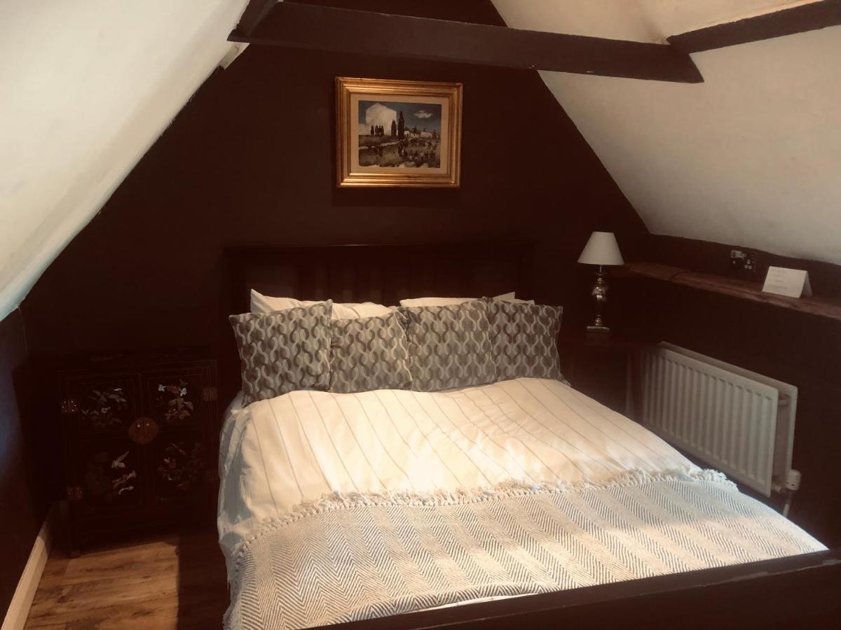 Tudor House - Double Room - Shared Bathroom Goff's Oak Exterior foto