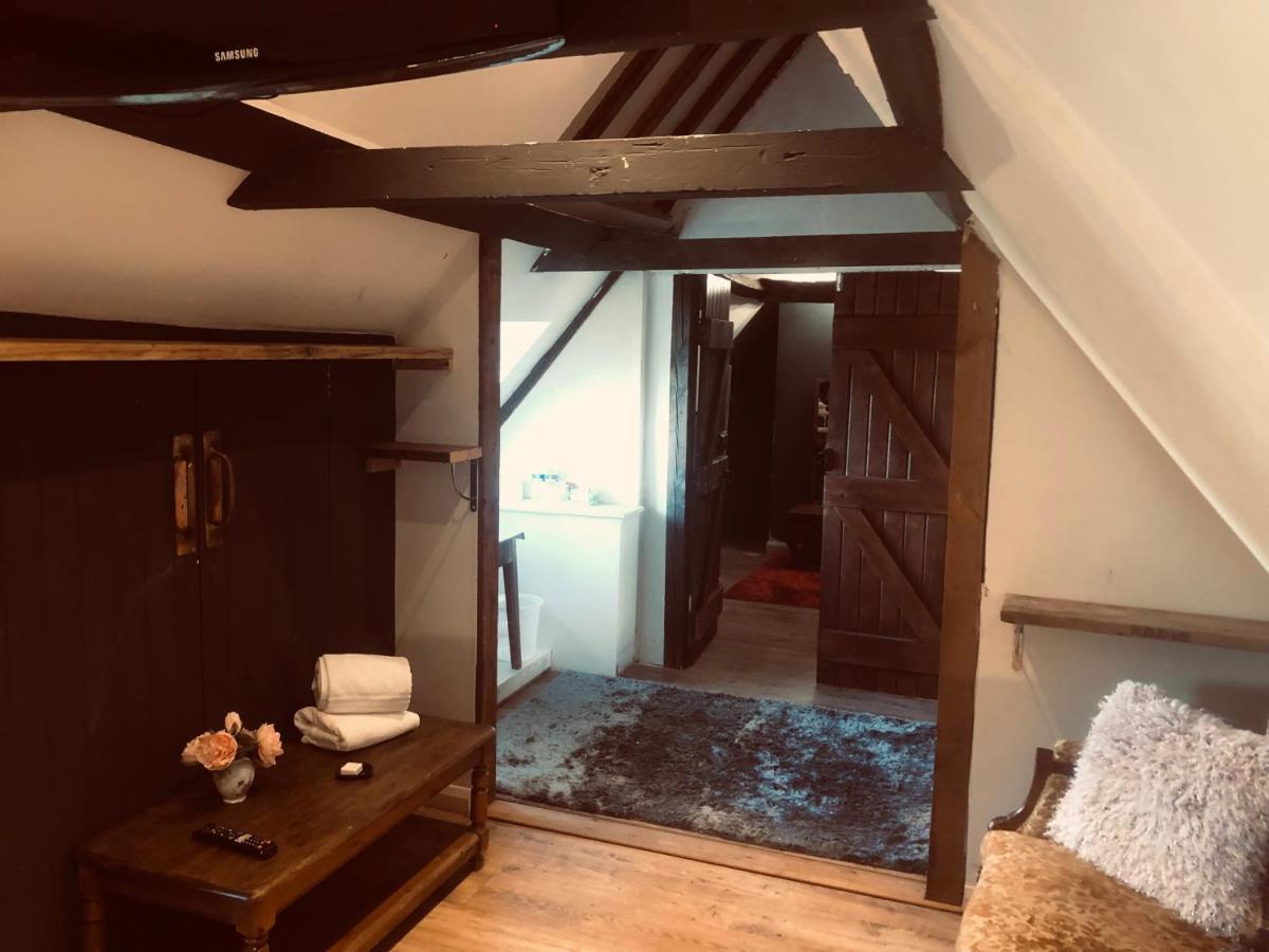 Tudor House - Double Room - Shared Bathroom Goff's Oak Exterior foto